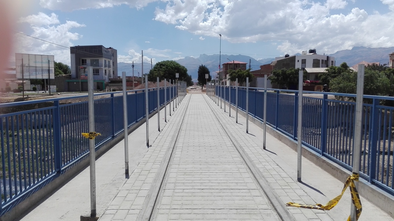 Pasarela urbana como referencia visual de infraestructura pública.